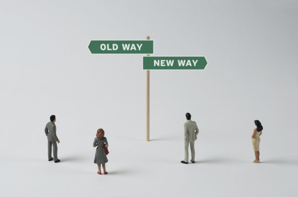 十字路口:新路-旧路图片下载