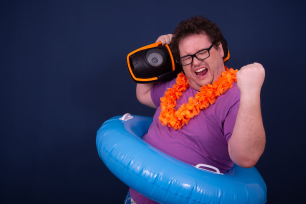 有趣的假期。一个戴着充气戒指的胖子。图片下载