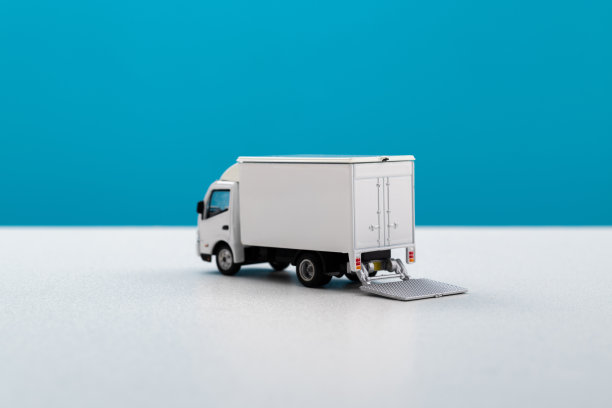 桌上有一辆玩具卡车图片下载