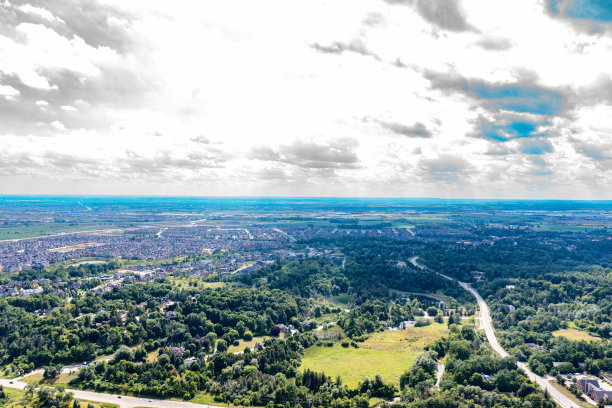 克莱因堡镇和伊斯灵顿大道的鸟瞰图，沃恩，加拿大图片下载