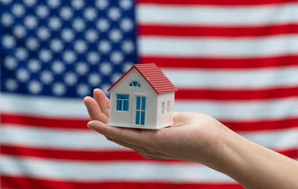 美国国旗前的房子模型图片下载
