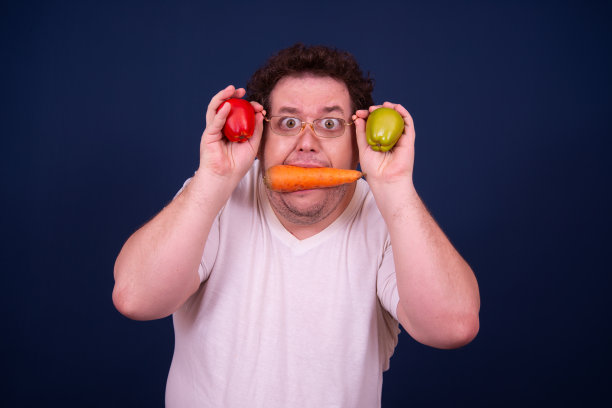 选择。饮食和健康的生活方式。有趣的家伙是个素食主义者。图片下载