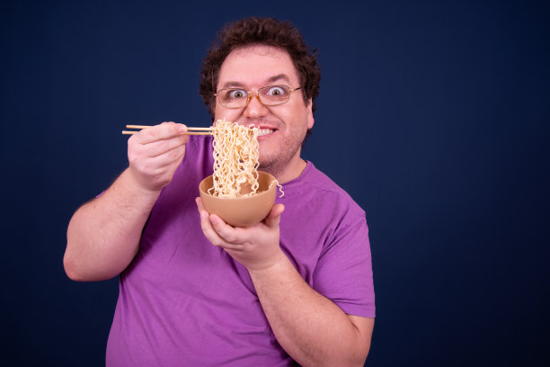 选择。饮食和健康的生活方式。有趣的家伙是个素食主义者。图片下载