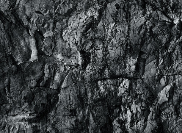 黑色的纹理。黑暗的大理石。银墙。岩石背景。岩石纹理。石头的背景。岩石堆。油漆斑点。岩石表面有裂缝。枯燥乏味的粗糙结构。抽象的纹理。图片下载