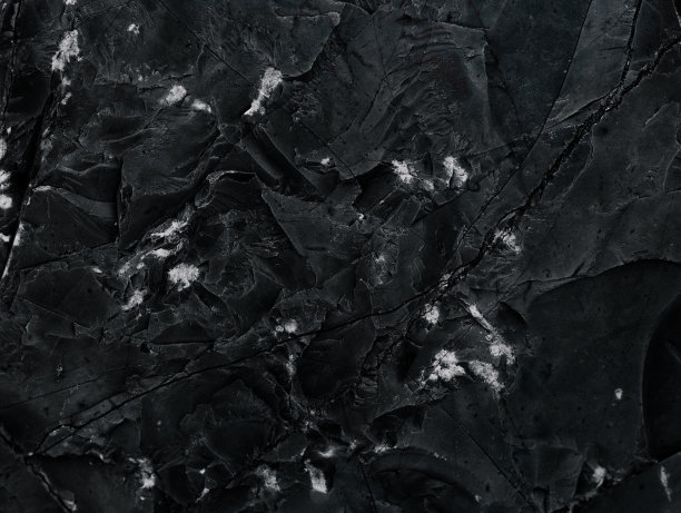 黑暗的大理石。黑色的纹理。石头的背景。岩石纹理。岩石表面有裂缝。岩石堆。墙漆点。枯燥乏味的粗糙结构。抽象的纹理。图片下载