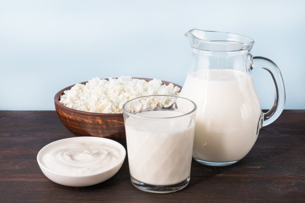 乳制品放在木桌上图片下载