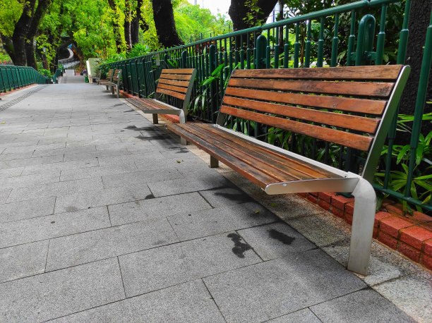 棕色公园木凳图片下载