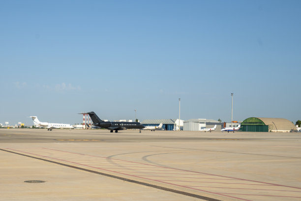 各种反应式私人飞机，停在停机坪上。图片下载