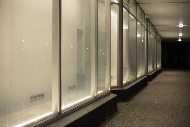 商店橱窗。空的店面。建筑物内的大玻璃。做广告的地方。图片下载