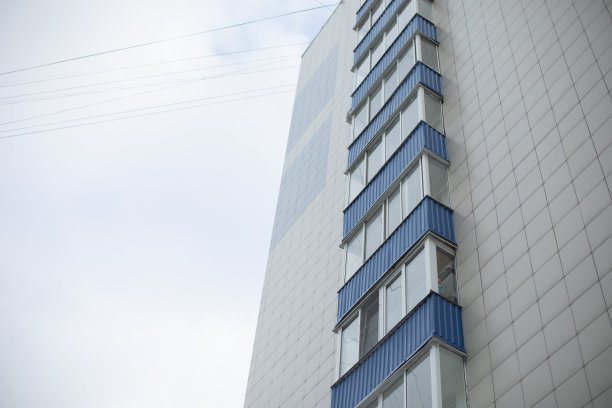 建筑物有蓝色的阳台。现代城市住宅。图片下载