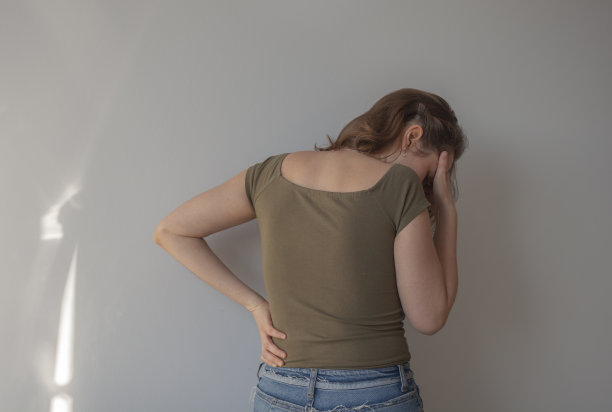 悲伤的女人，手放在脸上，背影。图片下载