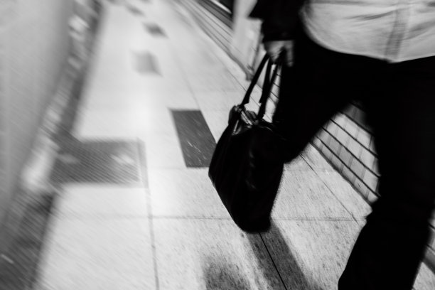 腰部以下是一个匆忙奔跑的商人形象图片下载