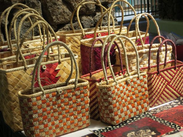 用芦苇编织或制成的钱包或手提包图片下载