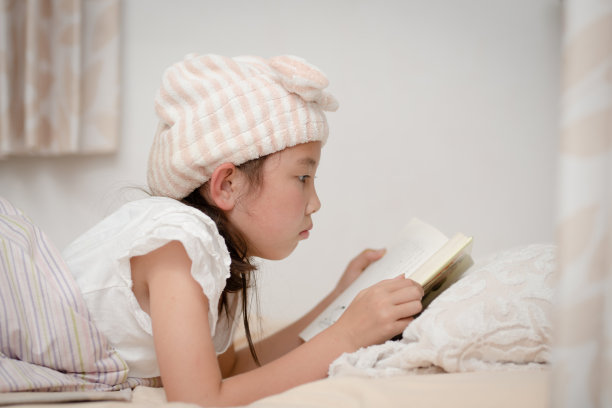 女孩在床上看书图片下载