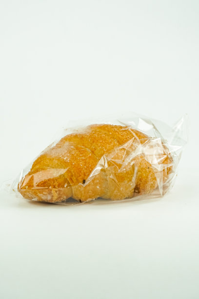 用透明保鲜膜包裹的面包图片下载