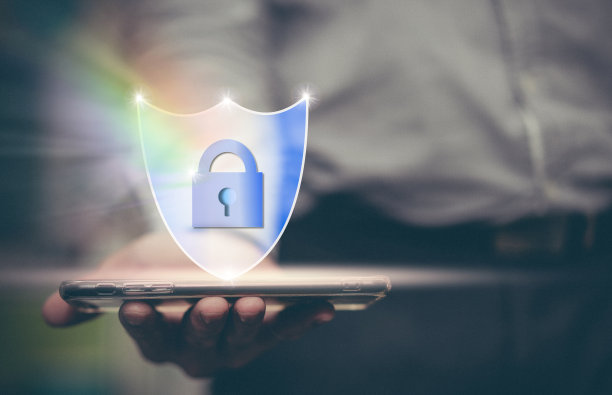 男子手持平板电脑与安全屏蔽图形为互联网保护的概念图片下载