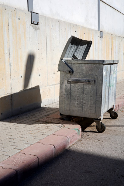 街上的金属垃圾桶图片下载