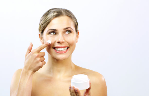 护肤，美容产品和面霜与美丽的女人做日常健康，清澈和清洁的皮肤在白色的背景下。特写脸的一个女人满意和满意的结果图片下载