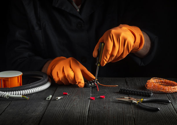 专业硕士电工的车间电气连接。电工大师工作时的手特写图片下载
