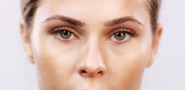 健康的眼睛、视力保健和妇女在验光检查健康、眼科医疗保健和验光师测试工作室背景。女孩的肖像为美容护肤和睫毛化妆图片下载