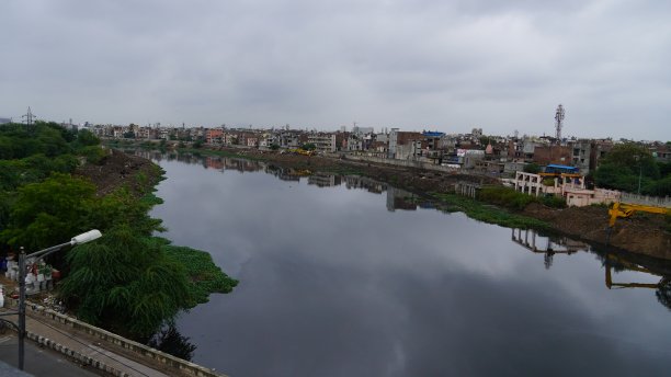 位于殖民地之间的排水渠照片图片下载