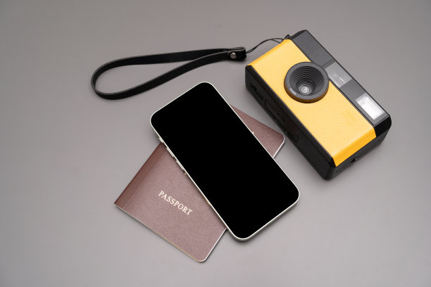 老式相机，智能手机，护照，灰色背景图片下载