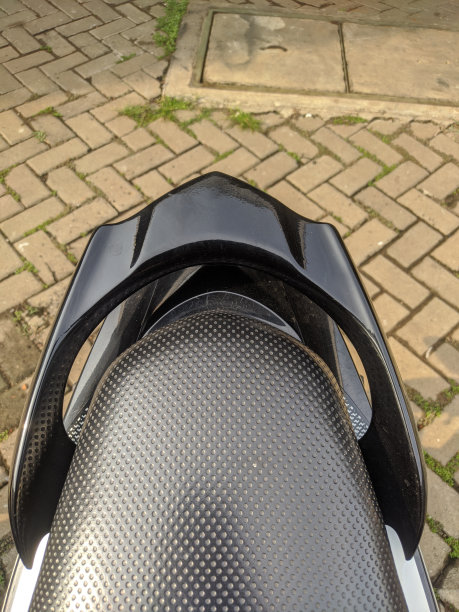 摩托车座椅背面的安全铁的特写照片图片下载