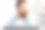 时髦的大胡子男人坐在家里的桌子上用笔记本电脑工作图片下载