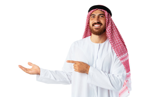 年轻的阿拉伯人指着白色背景上孤立的手图片下载