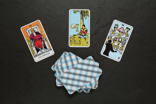 塔罗牌放在黑色的桌子上，平铺图片下载