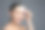 美丽的女人在灰色背景上使用matting擦拭图片下载
