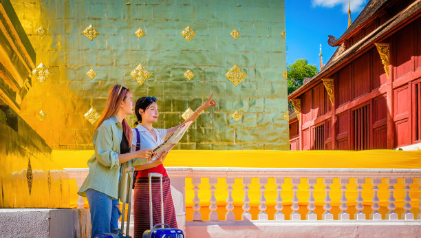 两个女游客。图片下载