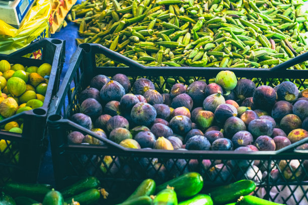 土耳其有机村市场摊位上的梅子和秋葵盒子图片下载