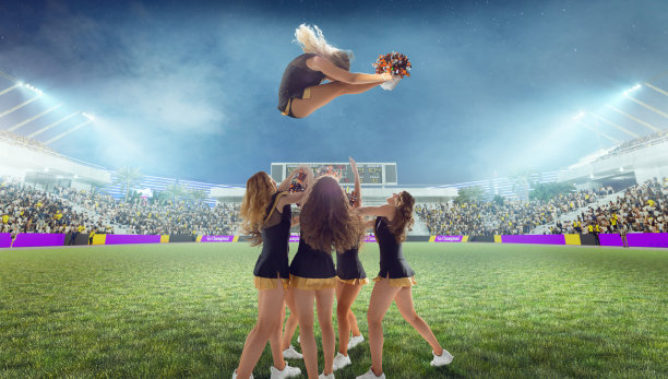 夜晚在体育场上活动的一群拉拉队队员图片下载