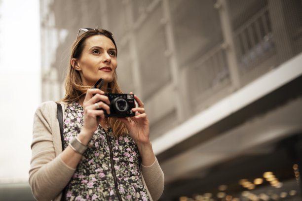 带着相机的迷人游客。图片下载