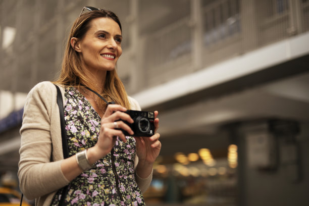 带着相机的迷人游客。图片下载