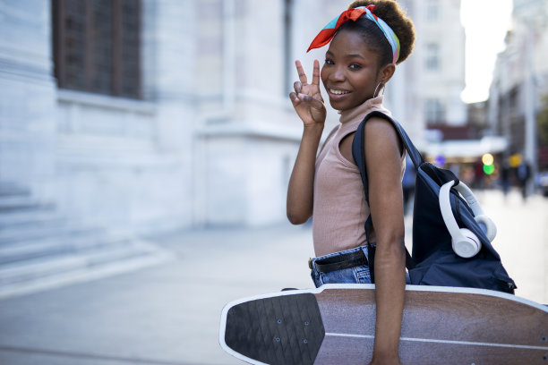 玩滑板的非洲女孩图片下载