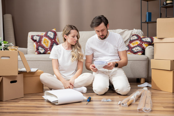 美丽的微笑中年妇女肖像的一个女孩的背景温暖舒适的波西米亚客厅。穿着优雅的年长女士图片下载