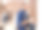一名身穿格子衬衫、白t恤和牛仔裤的中年男子，右手拿着一个小油漆滚筒。他坐在他的腿上微笑着图片下载