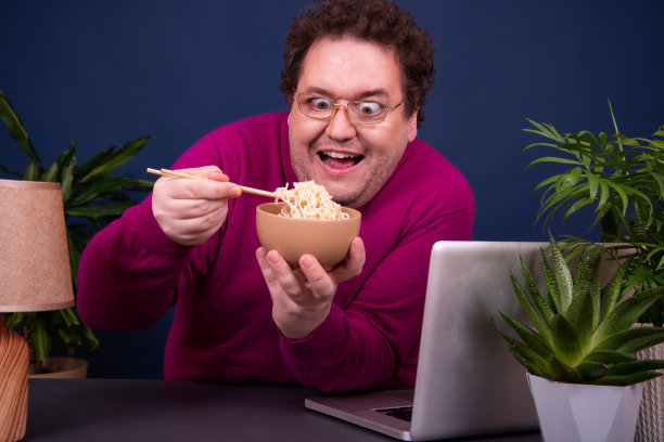 饮食和快餐。有趣的胖子和选择。图片下载