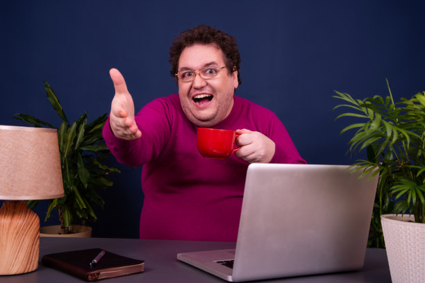 有趣的商人正在办公室工作。图片下载