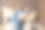 男人抱着女人装修公寓的喜悦，粉刷婴儿房，幸福的家庭搬进新家图片下载