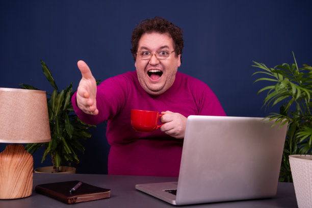 有趣的商人正在办公室工作。图片下载