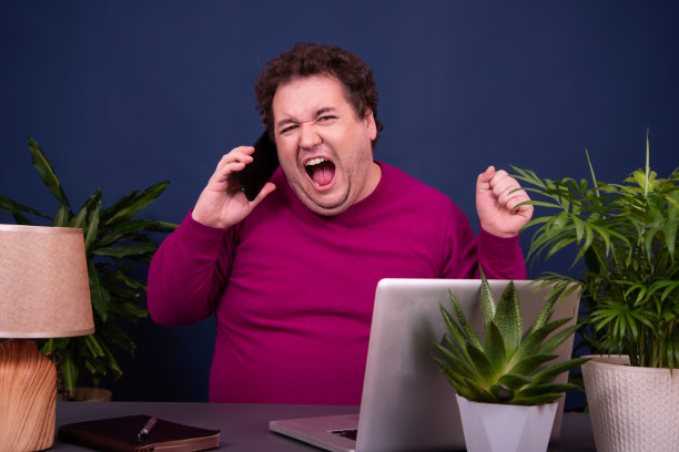 有趣的商人正在办公室工作。图片下载