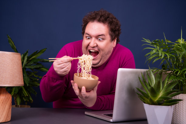 饮食和快餐。有趣的胖子和选择。图片下载