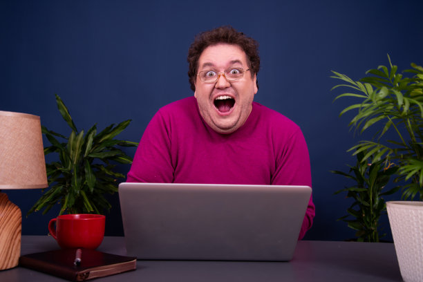 有趣的商人正在办公室工作。图片下载