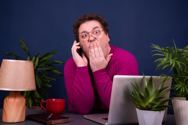 有趣的商人正在办公室工作。图片下载