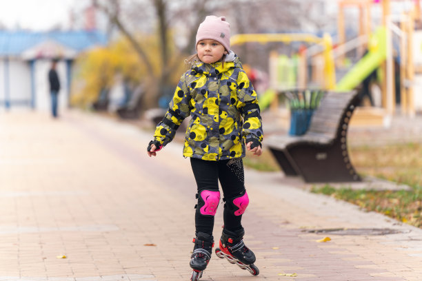 学滑旱冰的可爱小女孩图片下载