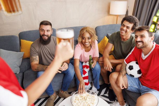 球迷们一边喝着啤酒，一边吃着爆米花，等待着比赛开始图片下载