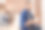一个微笑着的黑发男人用一个小滚筒把墙涂成棕色。在他身后，从后面看，是他的妻子和女儿。他们都参与了维修工作图片下载